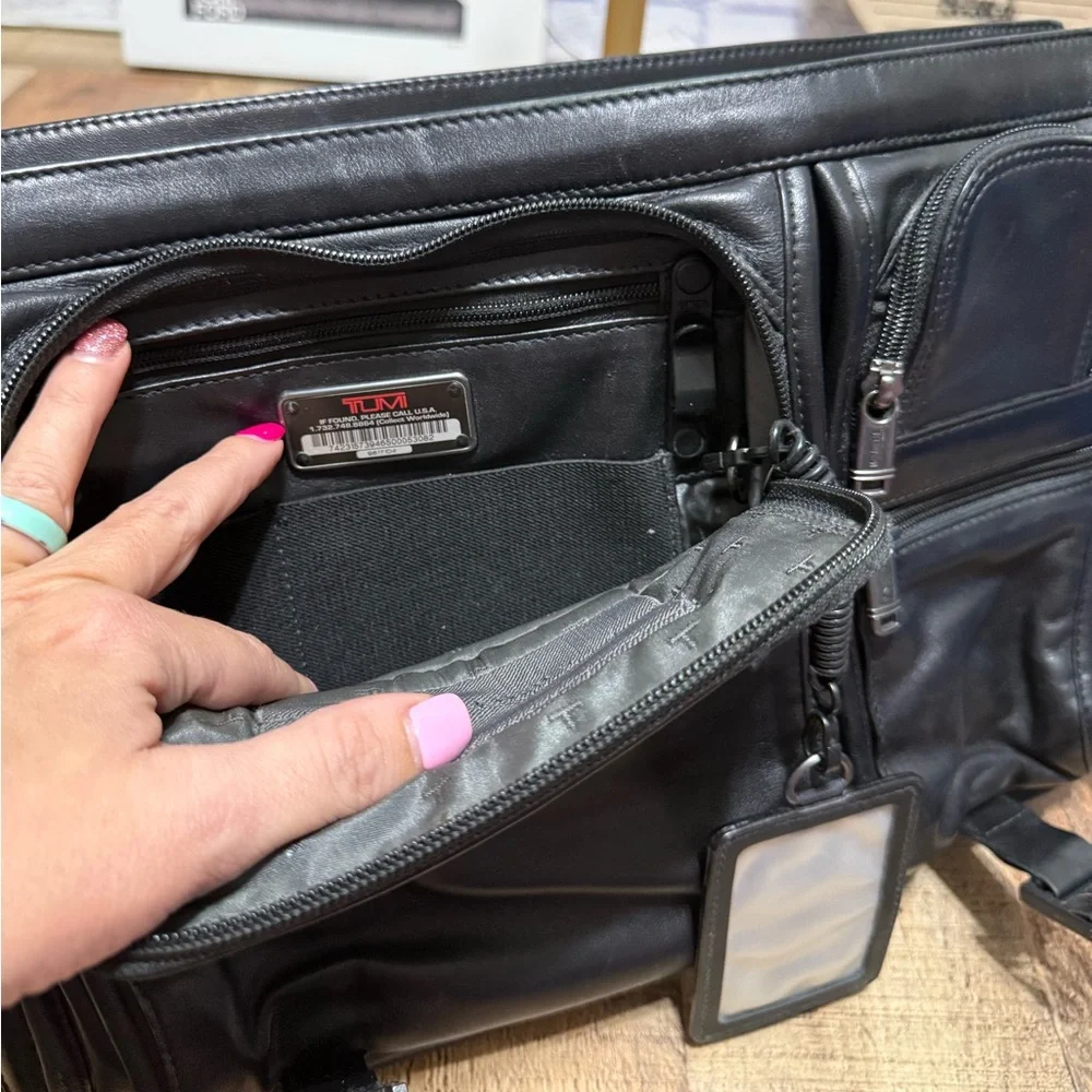 TUMI Alpha Nappa Leather Flap Expandable Briefcase Black Messenger Bag Has Flaws